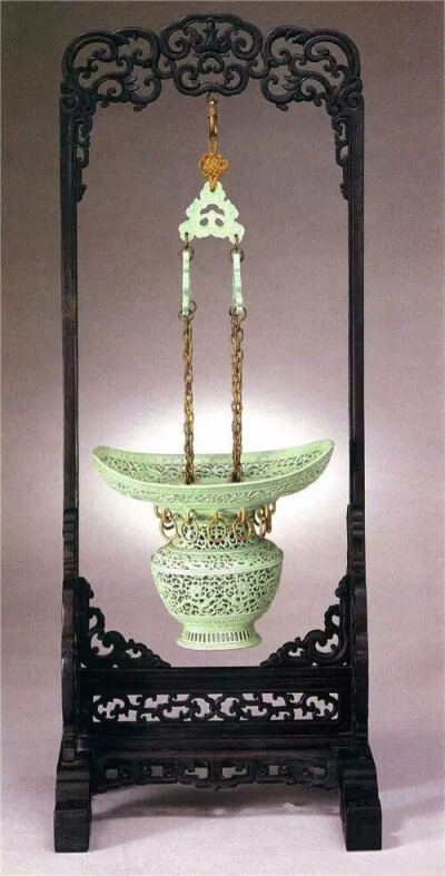 松石绿釉镂空花篮   清 乾隆
故宫博物院藏
