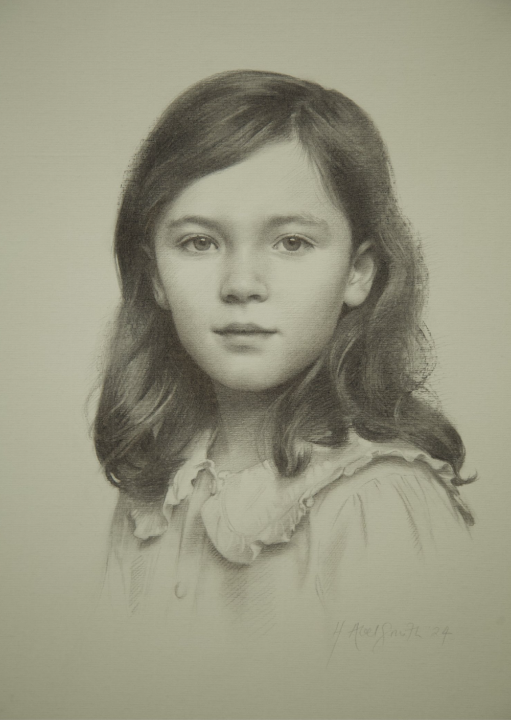 亨丽埃塔·阿贝尔·史密斯是一位专精于写实肖像与静物绘画的英国当代艺术家，采用油画和炭笔表达形式。她在意大利佛罗伦萨查尔斯·塞西尔学院接受传统古典写生训练，之后融合比例法，将作品定义为“经历时间沉淀的花卉肖像”。