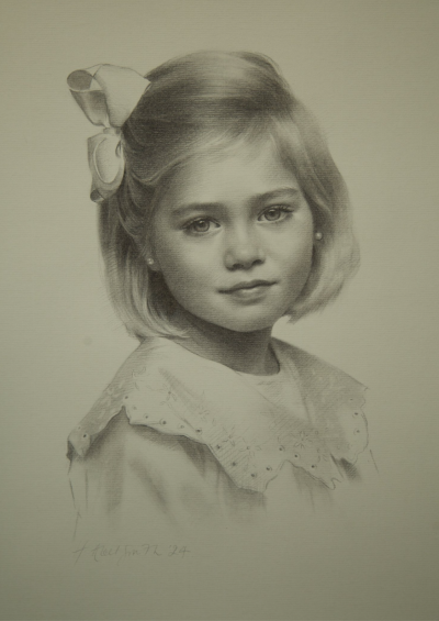 亨丽埃塔·阿贝尔·史密斯是一位专精于写实肖像与静物绘画的英国当代艺术家，采用油画和炭笔表达形式。她在意大利佛罗伦萨查尔斯·塞西尔学院接受传统古典写生训练，之后融合比例法，将作品定义为“经历时间沉淀的花卉…