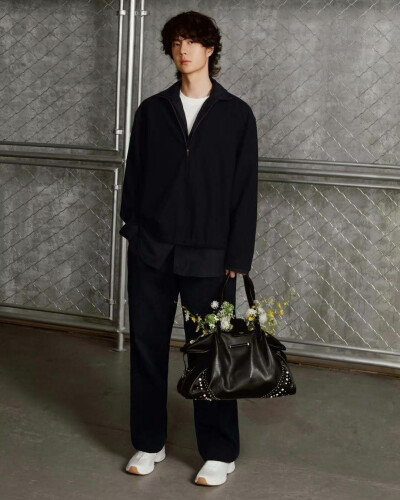 260130 @UNIQ-王一博 更新IG：
Bloom with JimmyChoo