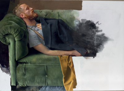 迪尔穆德·凯利是一位当代英伦具象绘画大师，其作品以光影质感与情感叙事为核心。他于1995年毕业于纽卡斯尔大学美术专业，随后在切尔西艺术学院获硕士学位，2003年入读伦敦王子绘画学院（现皇家绘画学院）。