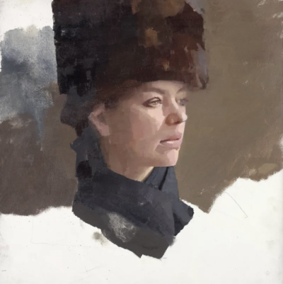 迪尔穆德·凯利是一位当代英伦具象绘画大师，其作品以光影质感与情感叙事为核心。他于1995年毕业于纽卡斯尔大学美术专业，随后在切尔西艺术学院获硕士学位，2003年入读伦敦王子绘画学院（现皇家绘画学院）。