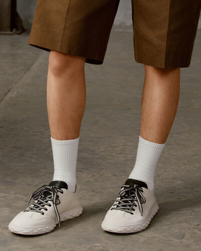 Jimmy-Choo：
全球品牌代言人@UNIQ-王一博 演绎大号尼龙款Bar Holdall手袋与Diamond Flex休闲鞋。暖色系休闲着装，在反差的工业风空间中，活力满格。