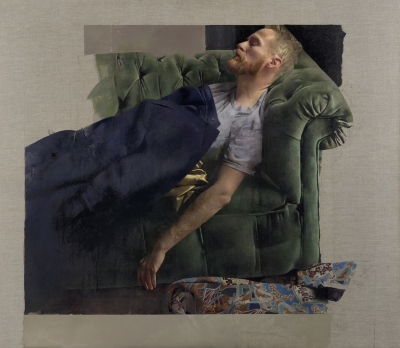 迪尔穆德·凯利是一位当代英伦具象绘画大师，其作品以光影质感与情感叙事为核心。他于1995年毕业于纽卡斯尔大学美术专业，随后在切尔西艺术学院获硕士学位，2003年入读伦敦王子绘画学院（现皇家绘画学院）。