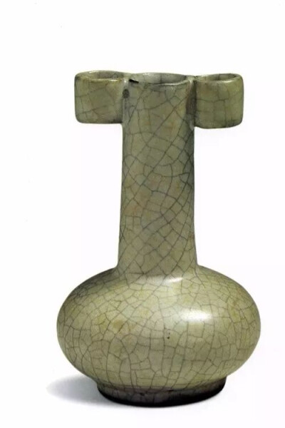 哥釉长颈贯耳瓶  南宋
上海市文物管理委员会藏
