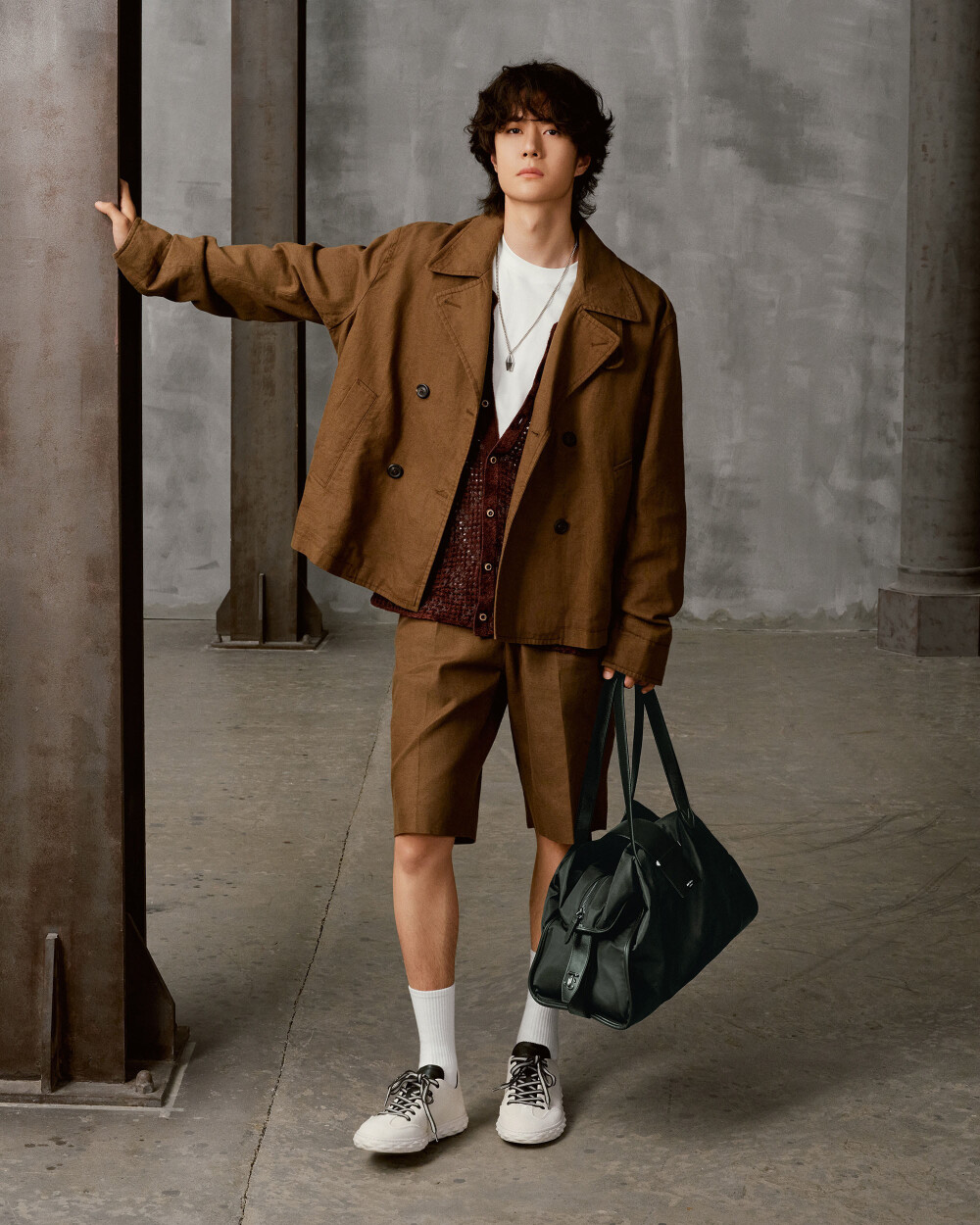 Jimmy-Choo：
全球品牌代言人@UNIQ-王一博 演绎大号尼龙款Bar Holdall手袋与Diamond Flex休闲鞋。暖色系休闲着装，在反差的工业风空间中，活力满格。