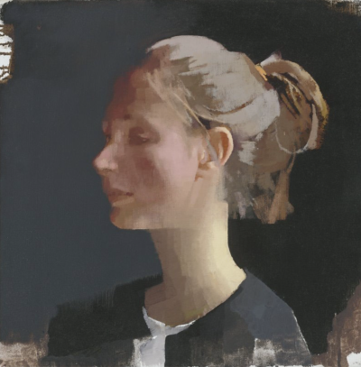 迪尔穆德·凯利是一位当代英伦具象绘画大师，其作品以光影质感与情感叙事为核心。他于1995年毕业于纽卡斯尔大学美术专业，随后在切尔西艺术学院获硕士学位，2003年入读伦敦王子绘画学院（现皇家绘画学院）。