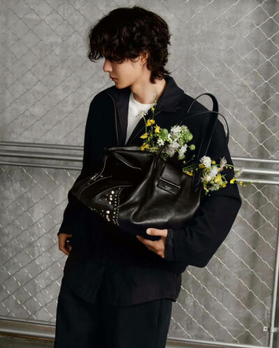 260130 @UNIQ-王一博 更新IG：
Bloom with JimmyChoo