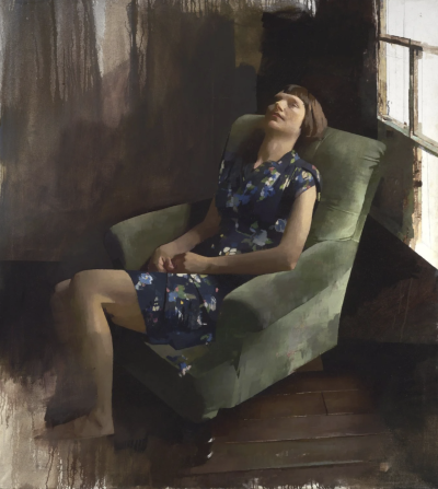 迪尔穆德·凯利是一位当代英伦具象绘画大师，其作品以光影质感与情感叙事为核心。他于1995年毕业于纽卡斯尔大学美术专业，随后在切尔西艺术学院获硕士学位，2003年入读伦敦王子绘画学院（现皇家绘画学院）。