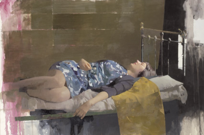 迪尔穆德·凯利是一位当代英伦具象绘画大师，其作品以光影质感与情感叙事为核心。他于1995年毕业于纽卡斯尔大学美术专业，随后在切尔西艺术学院获硕士学位，2003年入读伦敦王子绘画学院（现皇家绘画学院）。