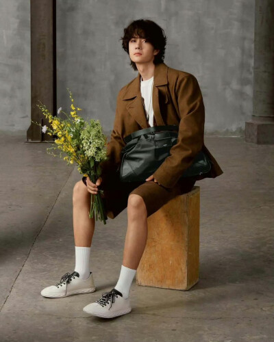 260130 @UNIQ-王一博 更新IG：
Bloom with JimmyChoo