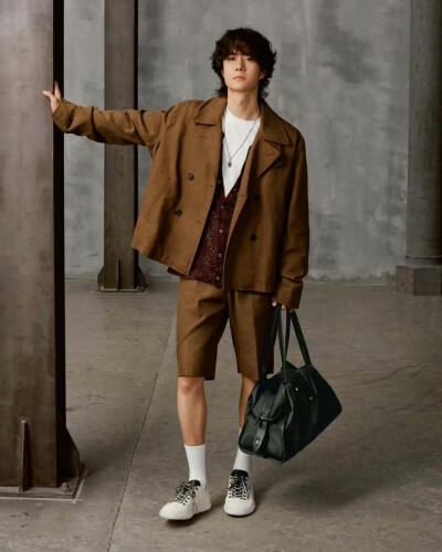 260130 @UNIQ-王一博 更新IG：
Bloom with JimmyChoo