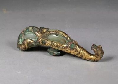 铜鎏金嵌白玉龙首带钩  战国
观复博物馆藏
