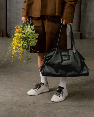 Jimmy-Choo：
全球品牌代言人@UNIQ-王一博 演绎大号尼龙款Bar Holdall手袋与Diamond Flex休闲鞋。暖色系休闲着装，在反差的工业风空间中，活力满格。