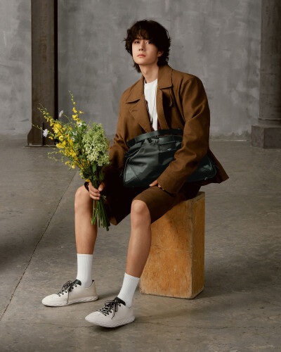 Jimmy-Choo：
全球品牌代言人@UNIQ-王一博 演绎大号尼龙款Bar Holdall手袋与Diamond Flex休闲鞋。暖色系休闲着装，在反差的工业风空间中，活力满格。