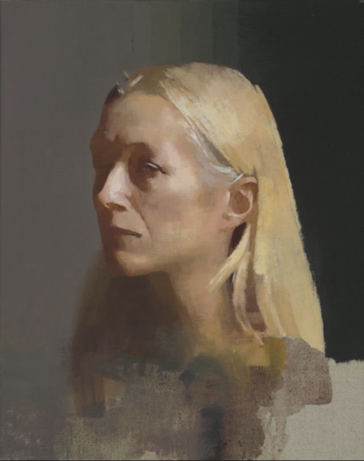 迪尔穆德·凯利是一位当代英伦具象绘画大师，其作品以光影质感与情感叙事为核心。他于1995年毕业于纽卡斯尔大学美术专业，随后在切尔西艺术学院获硕士学位，2003年入读伦敦王子绘画学院（现皇家绘画学院）。