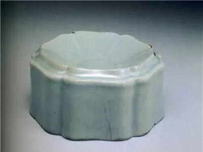 官窑葵花式洗 南宋
台北故宫博物院藏
