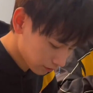 十七岁的我总爱傻笑着抬头看你说