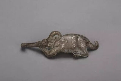 铜错银瑞兽鹰首带钩 战国
观复博物馆藏
