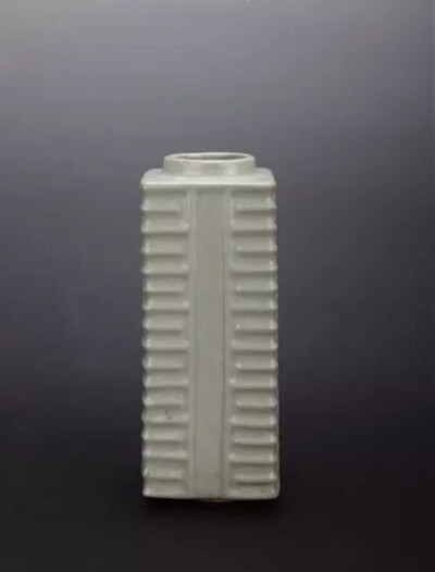 龙泉窑仿琮式瓶  南宋
观复博物馆藏
