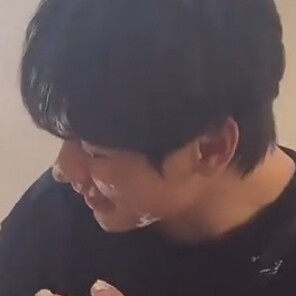 十七岁的我总爱傻笑着抬头看你说