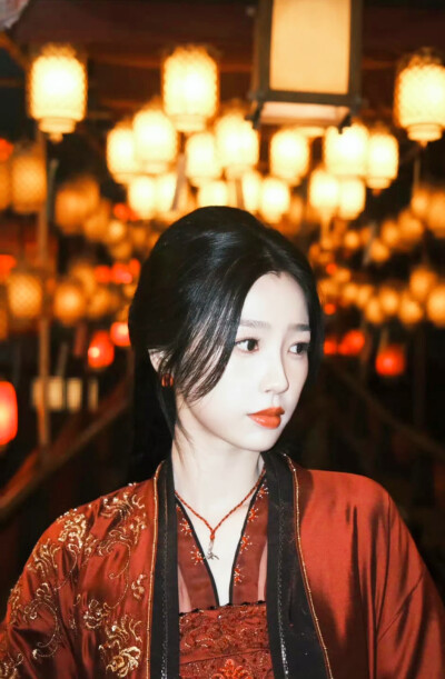 红衣古装女神∶（赵丽颖/与凤行）（杨幂/狐妖小红娘）（白鹿/临江仙）（谭松韵/逍遥）（孟子义/百花杀）（虞书欣/与秀行）（卢昱晓/入青云）（彭小苒/东宫）
