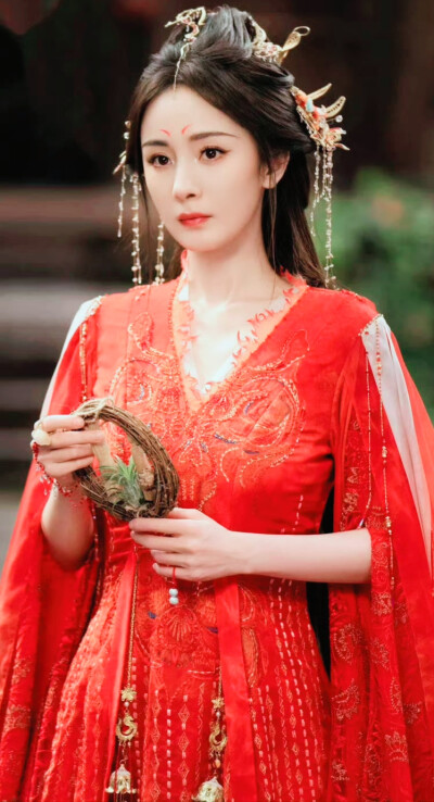 红衣古装女神∶（赵丽颖/与凤行）（杨幂/狐妖小红娘）（白鹿/临江仙）（谭松韵/逍遥）（孟子义/百花杀）（虞书欣/与秀行）（卢昱晓/入青云）（彭小苒/东宫）
