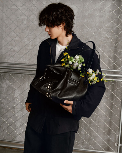 Jimmy-Choo
全球品牌代言人@UNIQ-王一博 演绎珍珠与铆钉点缀的黑色Bar Holdall手袋，花卉入袋，添一抹生动。全新白色Diamond Run休闲鞋与ALL BLACK穿搭碰撞，是不可忽视的视线焦点。