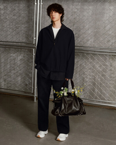 Jimmy-Choo
全球品牌代言人@UNIQ-王一博 演绎珍珠与铆钉点缀的黑色Bar Holdall手袋，花卉入袋，添一抹生动。全新白色Diamond Run休闲鞋与ALL BLACK穿搭碰撞，是不可忽视的视线焦点。