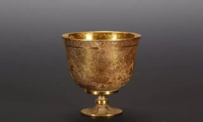 唐代  錾花花鸟纹高足金杯
厦门观复博物馆藏
