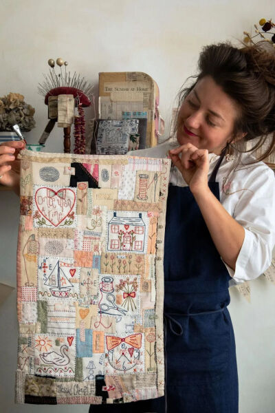 不过这对刺绣艺术家 Jessie Chorley 来说，从不是一道难题，在她指缝间飞舞了大半辈子的针线，像命中注定般地刻进了她的 DNA 里。