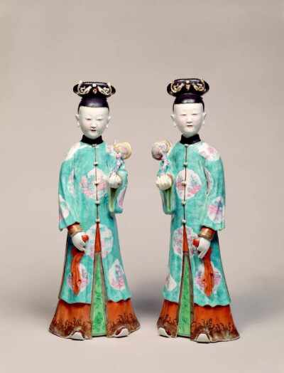 满服持灵芝仕女立像  清代
英国维多利亚·阿尔伯特博物馆藏
