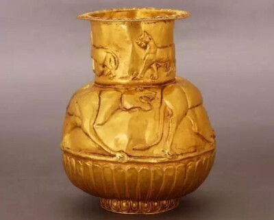 斯基泰狮纹金壶  c.400 BC 
上海观复博物馆藏
Gold jar with lion design
Shanghai Guanfu Museum
