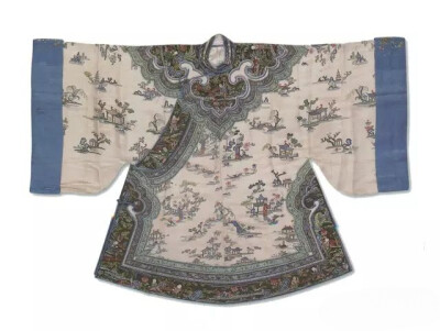 青色缎打籽绣牡丹纹女袍  清晚期
上海观复博物馆藏
