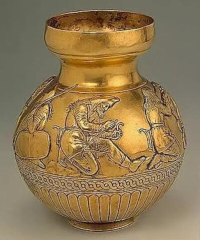 斯基泰人浮雕金壶   350 BC
俄罗斯冬宫博物馆藏
Vessel with Scythian relief 
The State Hermitage Museum
