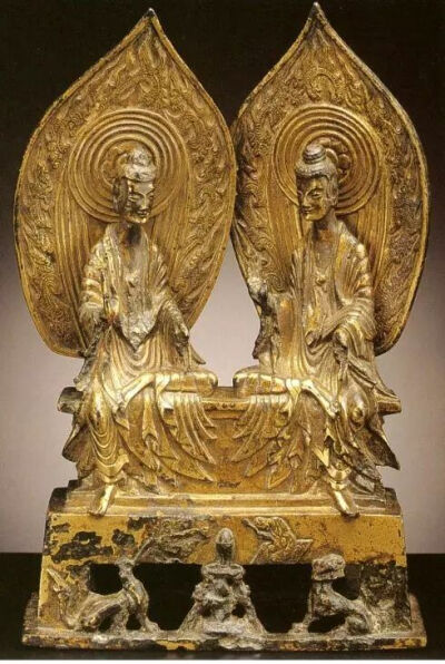 北魏·熙平三年（518年）铭昙任、道密兄弟造释迦多宝二佛并坐像，形象清癯（法国吉美国立亚洲艺术博物馆藏）