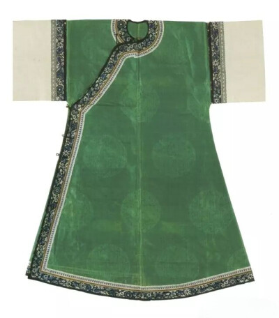 青色缎打籽绣牡丹纹女袍  清晚期
上海观复博物馆藏
