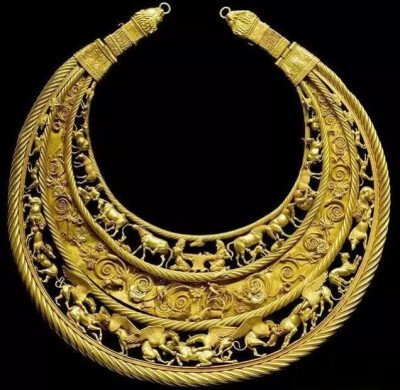 斯基泰黄金项圈  400 BC
乌克兰基辅历史博物馆藏
Scythian golden pectoral
Historical Museum,Kiev
