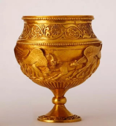 斯基泰格里芬噬马纹金杯   400 BC
上海观复博物馆藏
Gold stem-cup depicting griffins devouring horses
Shanghai Guanfu Museum
