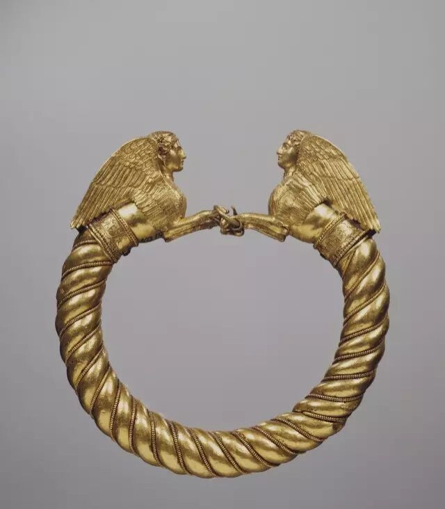斯基泰-希腊斯芬克斯金镯 400-350 BC
俄罗斯冬宫博物馆藏 
Greco-Scythian gold sphinx bracelet 
The State Hermitage Museum
