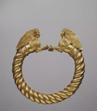 斯基泰-希腊斯芬克斯金镯 400-350 BC
俄罗斯冬宫博物馆藏 
Greco-Scythian gold sphinx bracelet 
The State Hermitage Museum
