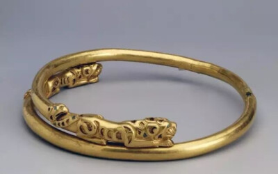 双兽金项圈   500-300 BC
俄罗斯冬宫博物馆藏 
Torque with the figures of beasts of prey
The State Hermitage Museum
