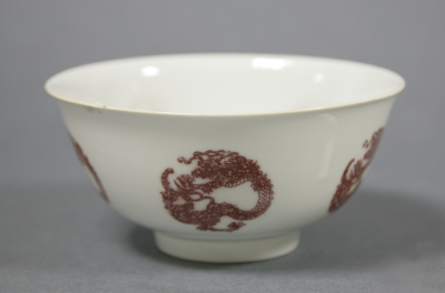 清康熙 景德镇窑釉里红团龙纹碗
上海博物馆藏
