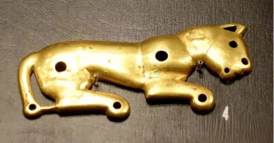 匈奴虎形金饰   200-100 BC
瑞典斯德哥尔摩远东博物馆藏
Dress ornament in shape of a tiger
Östasiatiska museet
