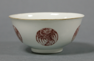 清乾隆 景德镇窑釉里红团凤纹碗
上海博物馆藏
