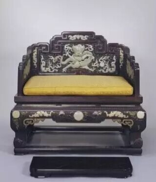 紫檀嵌玉宝座
故宫博物院藏
