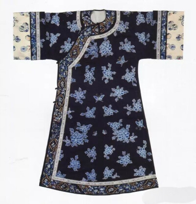 青色缎打籽绣牡丹纹女袍  清晚期
上海观复博物馆藏
