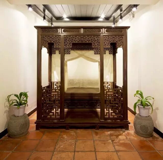 榉木打洼万字纹拔步床  明晚期
厦门观复博物馆藏
