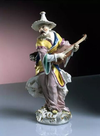 18世纪的欧洲劲刮“中国风”，迈森根据想象创作出一系列具有东方特色的瓷塑（1750，德累斯顿茨温格宫藏）