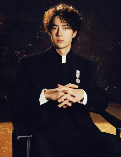 #王一博[超话]# · #微博之夜#
光敛身后，影塑轮廓；
当碎金沉入墨色，时间也变得柔缓。
一会儿见！@UNIQ-王一博 ​​​